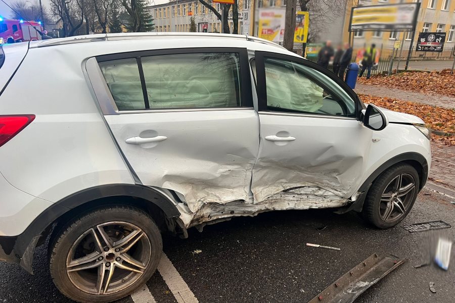 Kolizja pięciu aut w Mławie. Jedna osoba trafiła do szpitala